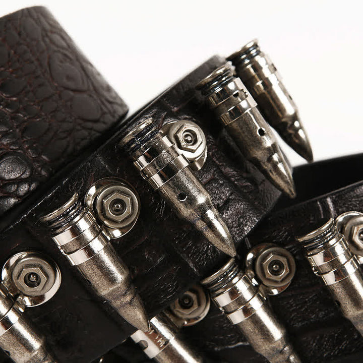 Cinturón de piel con diseño de cocodrilo y remaches de bala decorativos para hombre.