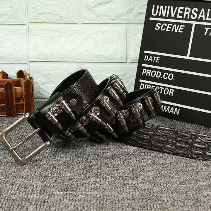 Cinturón de piel con diseño de cocodrilo y remaches de bala decorativos para hombre.