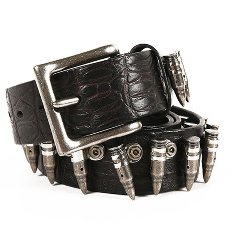 Cinturón de piel con diseño de cocodrilo y remaches de bala decorativos para hombre.