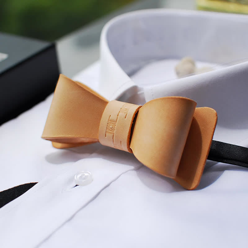 Pajarita de cuero marrón claro hecha a mano para hombre
