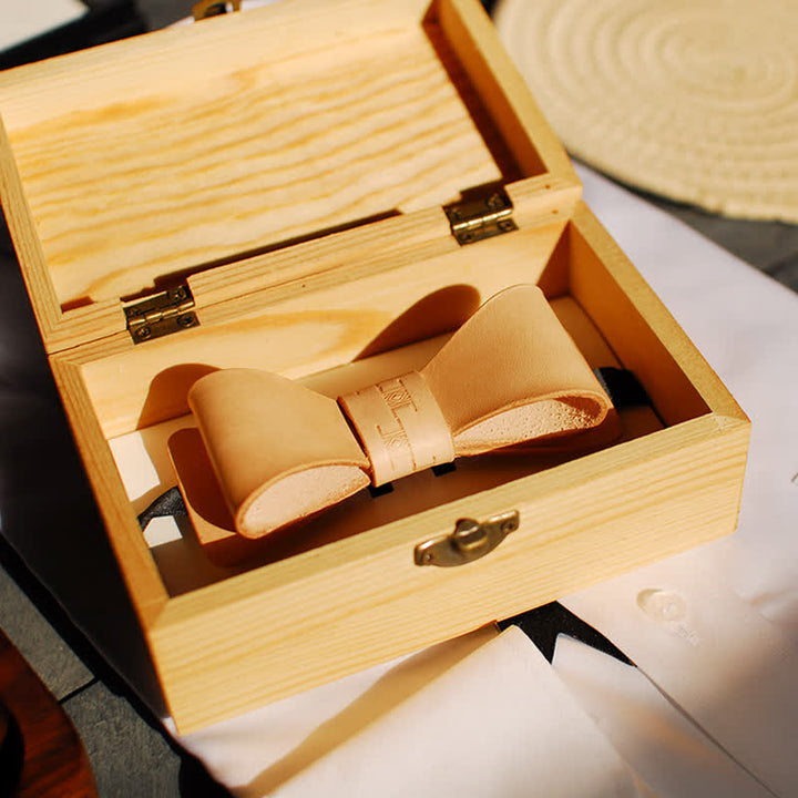 Pajarita de cuero marrón claro hecha a mano para hombre