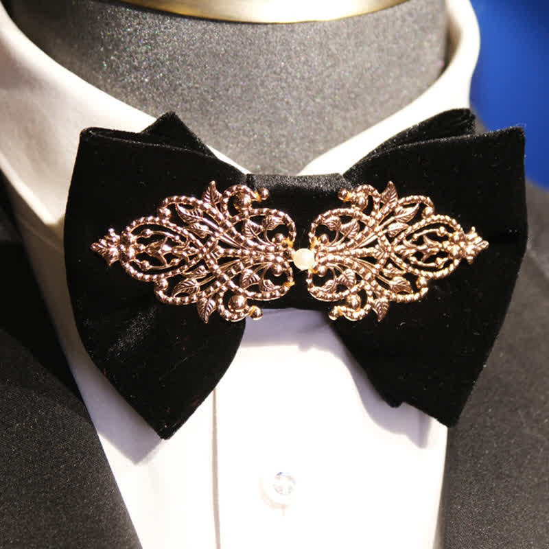 Pajarita de hombre de gran tamaño con punta y decoración metálica de terciopelo negro