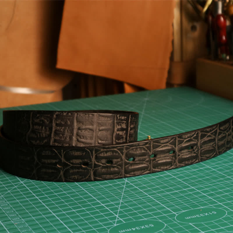 Cinturón de piel con estampado de piel de cocodrilo en relieve para hombre