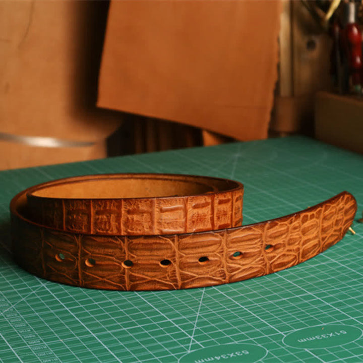 Cinturón de piel con estampado de piel de cocodrilo en relieve para hombre
