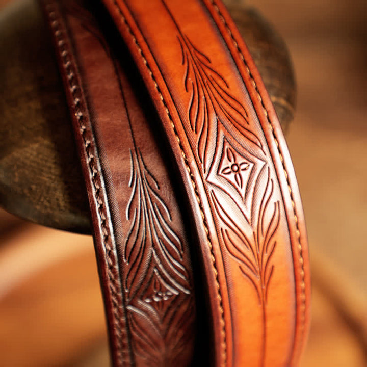 Cinturón de cuero grabado con hojas y flores en relieve para hombre