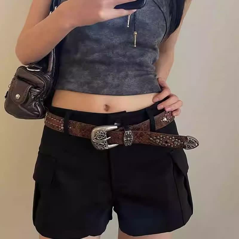 Cinturón de cuero con tachuelas y remaches en forma de flecha marrón para mujer