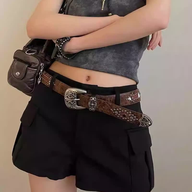 Cinturón de cuero con tachuelas y remaches en forma de flecha marrón para mujer