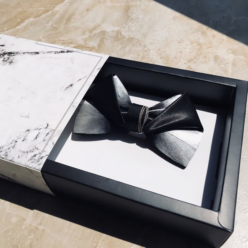 Pajarita con diseño de plumas en blanco y negro degradado para hombre