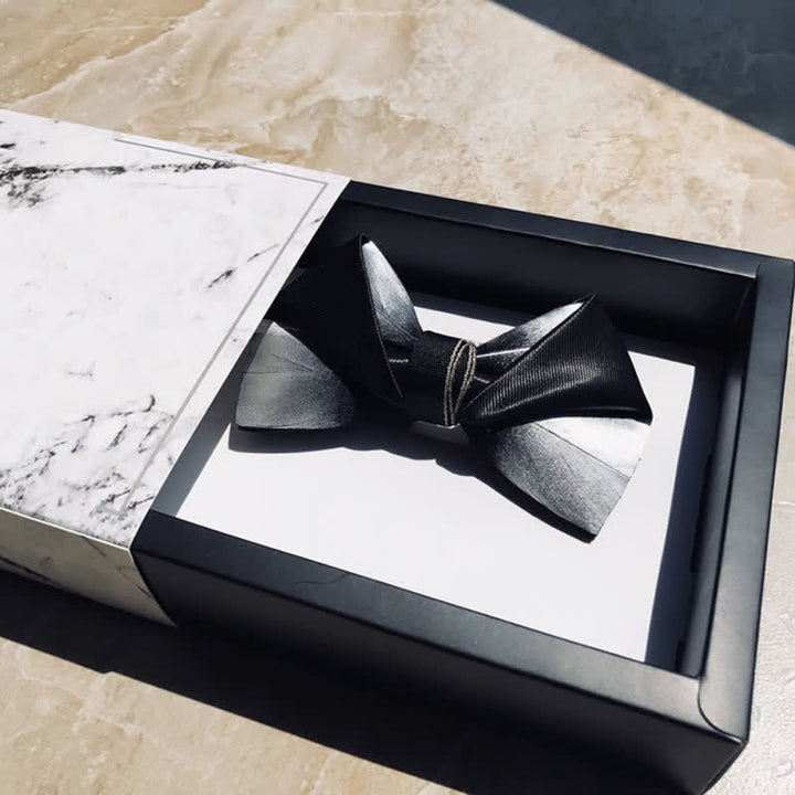 Pajarita con diseño de plumas en blanco y negro degradado para hombre