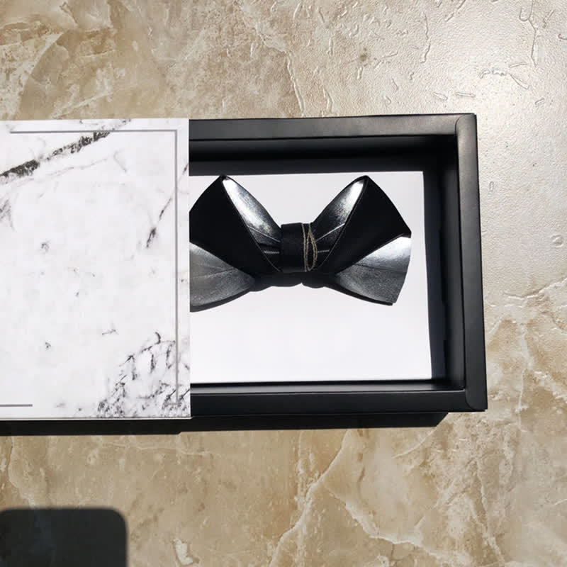 Pajarita con diseño de plumas en blanco y negro degradado para hombre