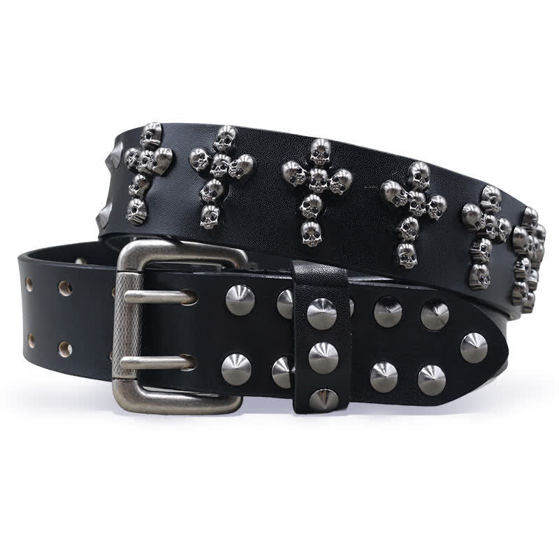 Cinturón de cuero con remaches y doble pasador con forma de cruz y cabezas de calavera.