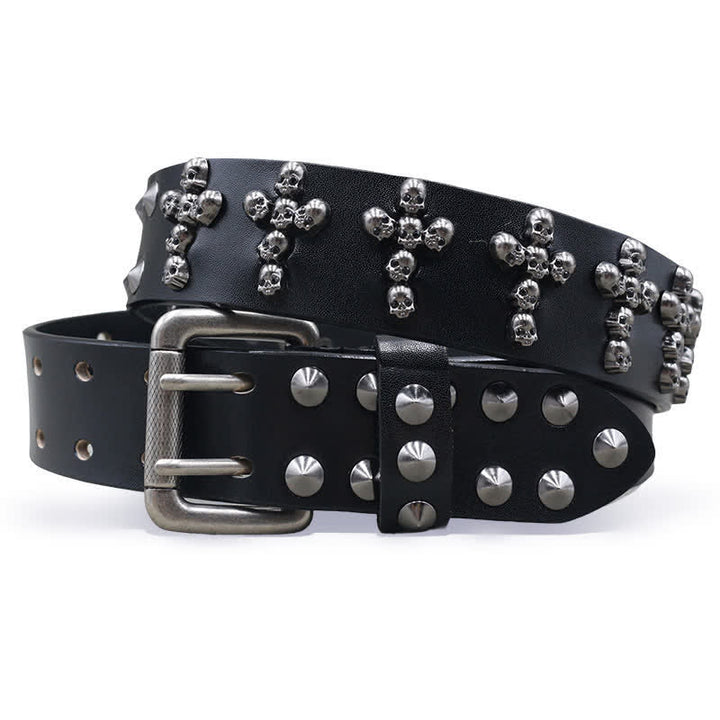 Cinturón de cuero con remaches y doble pasador con forma de cruz y cabezas de calavera.