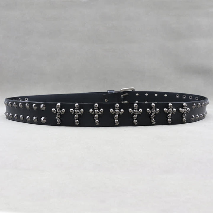 Cinturón de cuero con remaches y doble pasador con forma de cruz y cabezas de calavera.