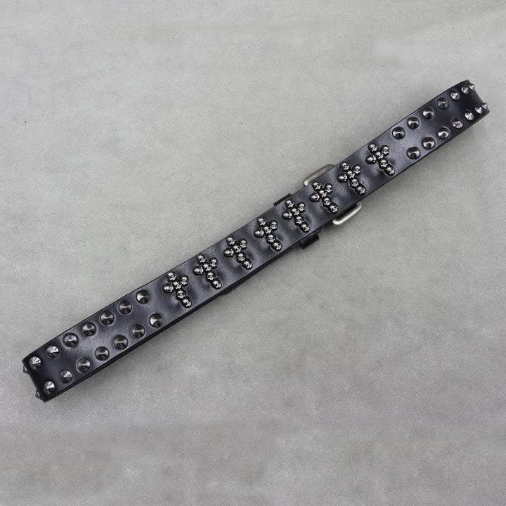 Cinturón de cuero con remaches y doble pasador con forma de cruz y cabezas de calavera.