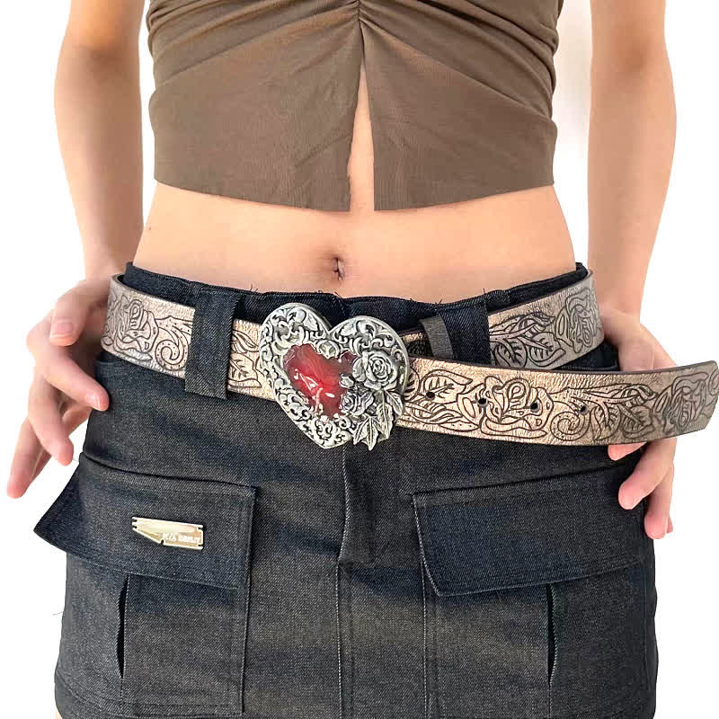 Cinturón de cuero con estampado de rosas en relieve y corazón esmaltado en rojo