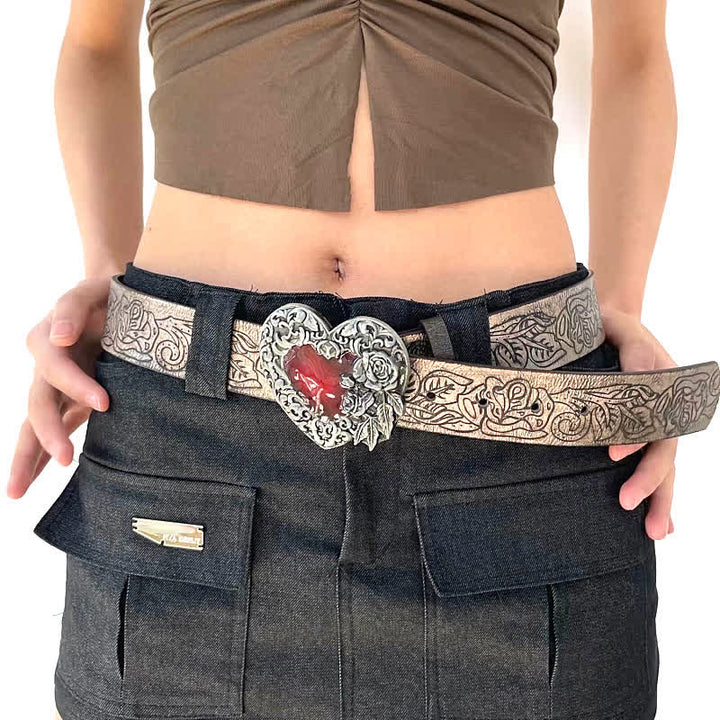 Cinturón de cuero con estampado de rosas en relieve y corazón esmaltado en rojo