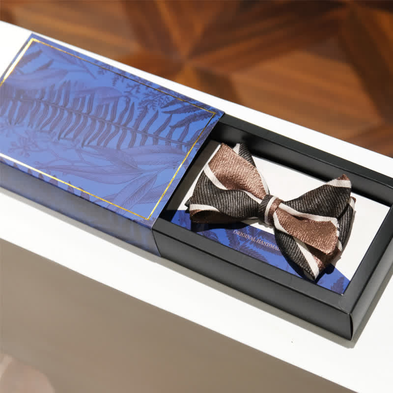 Pajarita de cola de pez estilo británico con rayas diagonales para caballero