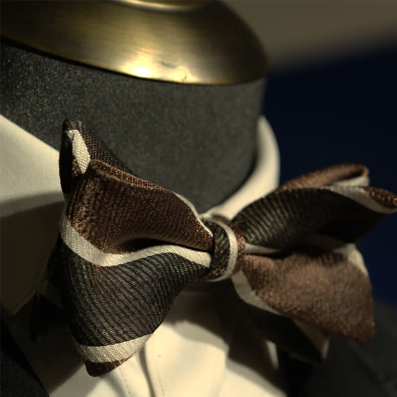 Pajarita de cola de pez estilo británico con rayas diagonales para caballero