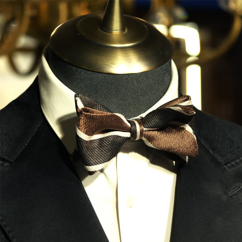 Pajarita de cola de pez estilo británico con rayas diagonales para caballero