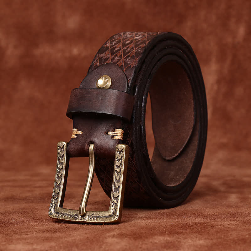 Cinturón de piel con diseño vintage en relieve de diamantes.
