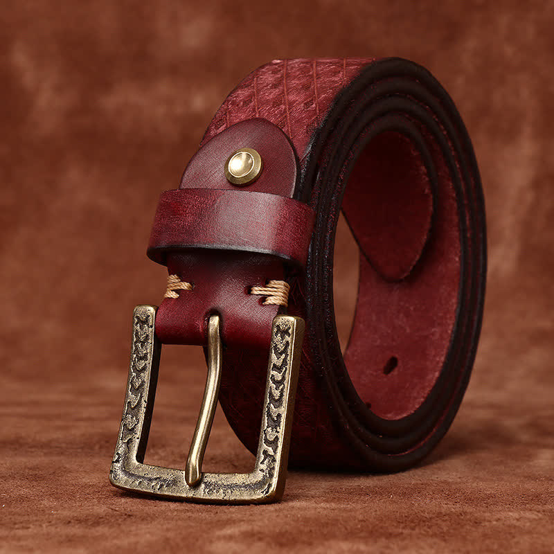 Cinturón de piel con diseño vintage en relieve de diamantes.