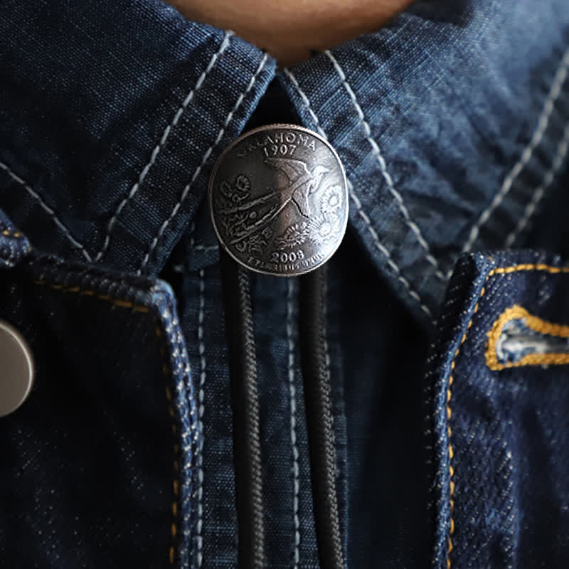Corbata de bolo con forma de moneda y pájaro de cola de tijera golondrina