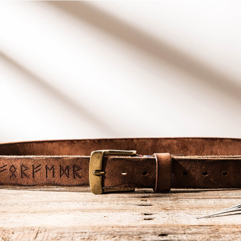 Cinturón de cuero para uso laboral informal con letras talladas de estilo retro.