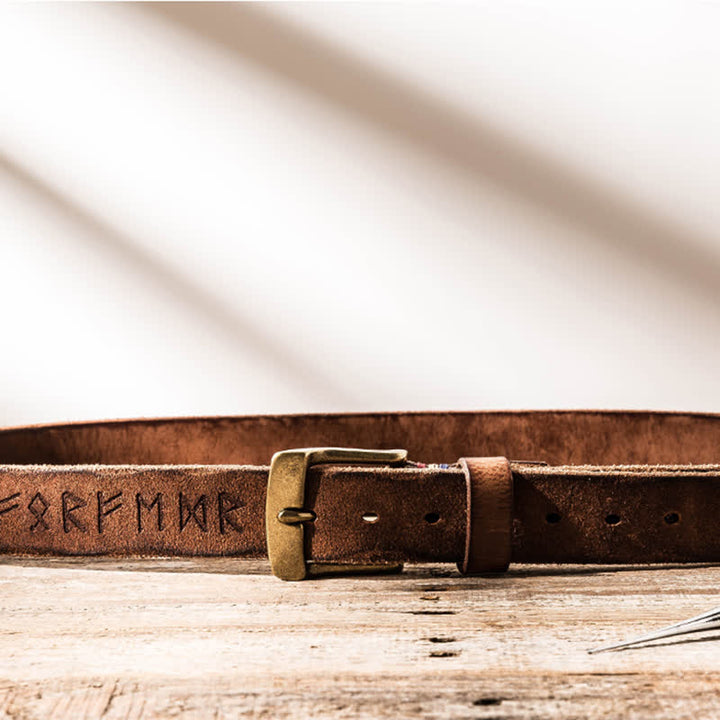 Cinturón de cuero para uso laboral informal con letras talladas de estilo retro.