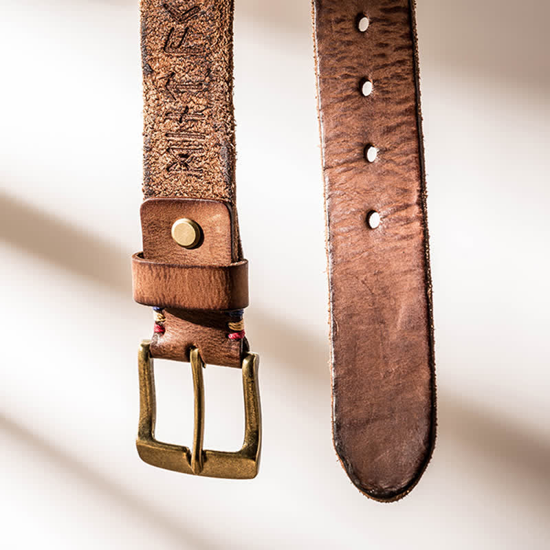 Cinturón de cuero para uso laboral informal con letras talladas de estilo retro.