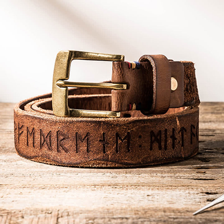 Cinturón de cuero para uso laboral informal con letras talladas de estilo retro.