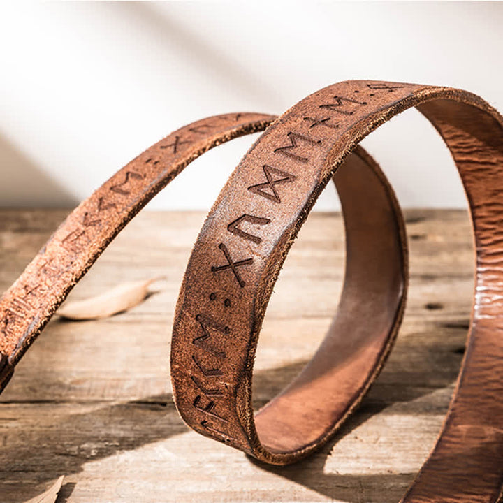 Cinturón de cuero para uso laboral informal con letras talladas de estilo retro.