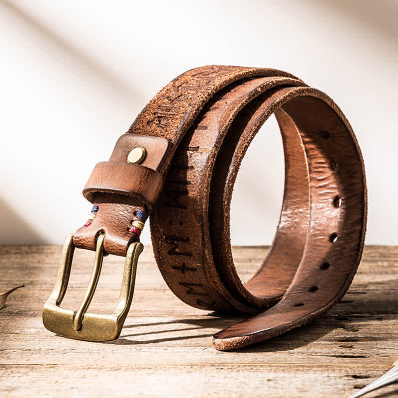 Cinturón de cuero para uso laboral informal con letras talladas de estilo retro.