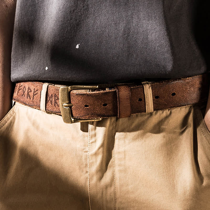 Cinturón de cuero para uso laboral informal con letras talladas de estilo retro.