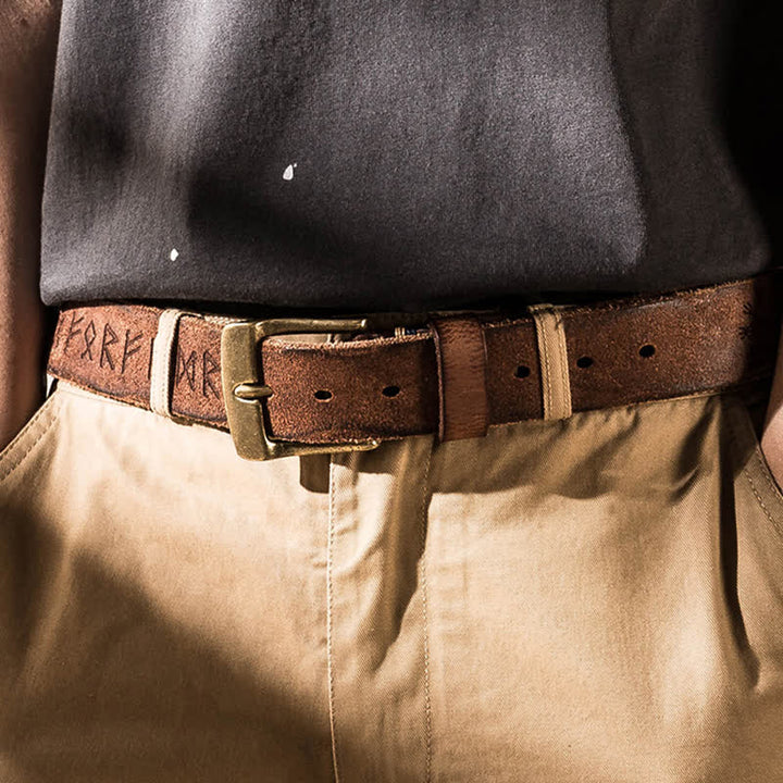 Cinturón de cuero para uso laboral informal con letras talladas de estilo retro.