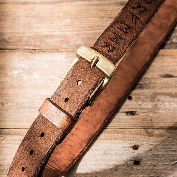 Cinturón de cuero para uso laboral informal con letras talladas de estilo retro.