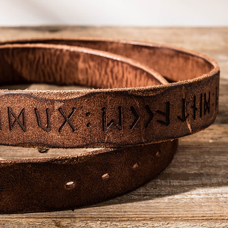 Cinturón de cuero para uso laboral informal con letras talladas de estilo retro.