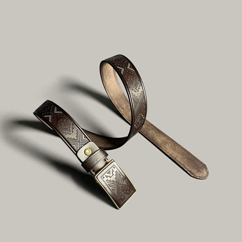 Cinturón de cuero con hebilla cuadrada y patrón de diamante grabado