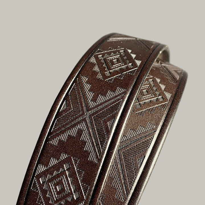 Cinturón de cuero con hebilla cuadrada y patrón de diamante grabado