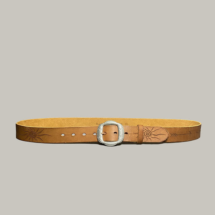 Cinturón de cuero con hebilla plateada y estampado de sol en relieve retro