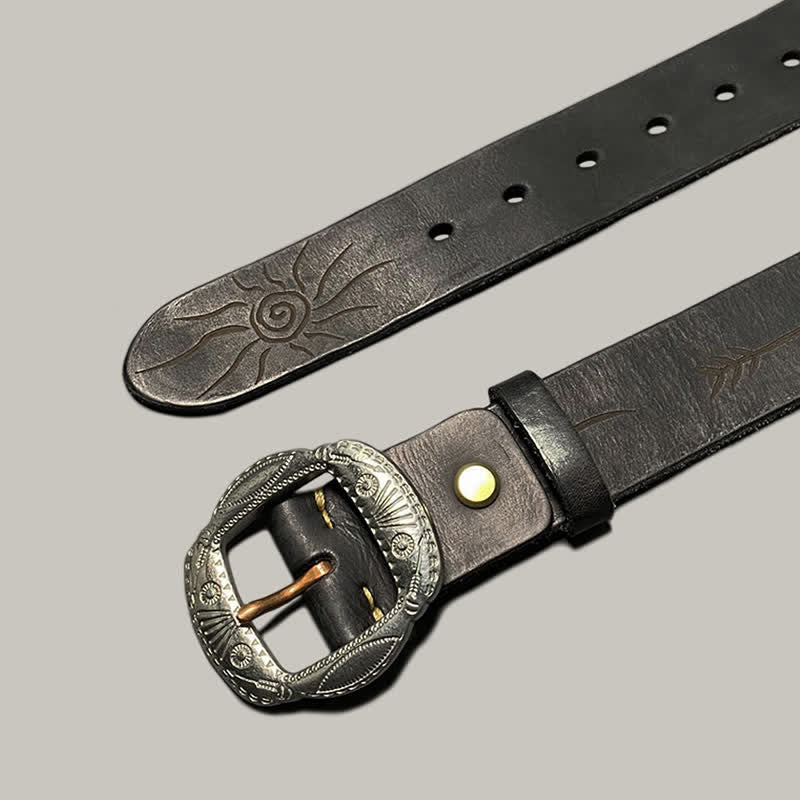 Cinturón de cuero con hebilla plateada y estampado de sol en relieve retro