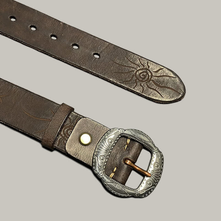Cinturón de cuero con hebilla plateada y estampado de sol en relieve retro
