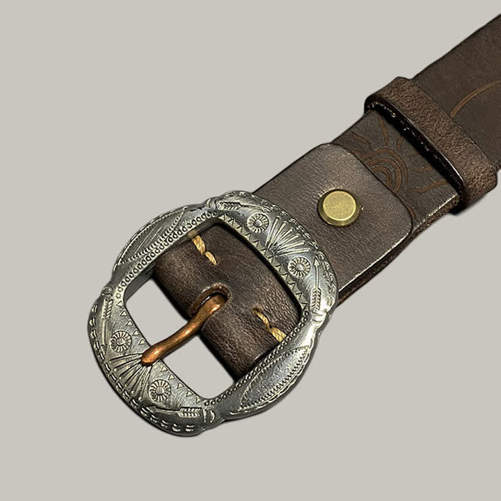 Cinturón de cuero con hebilla plateada y estampado de sol en relieve retro