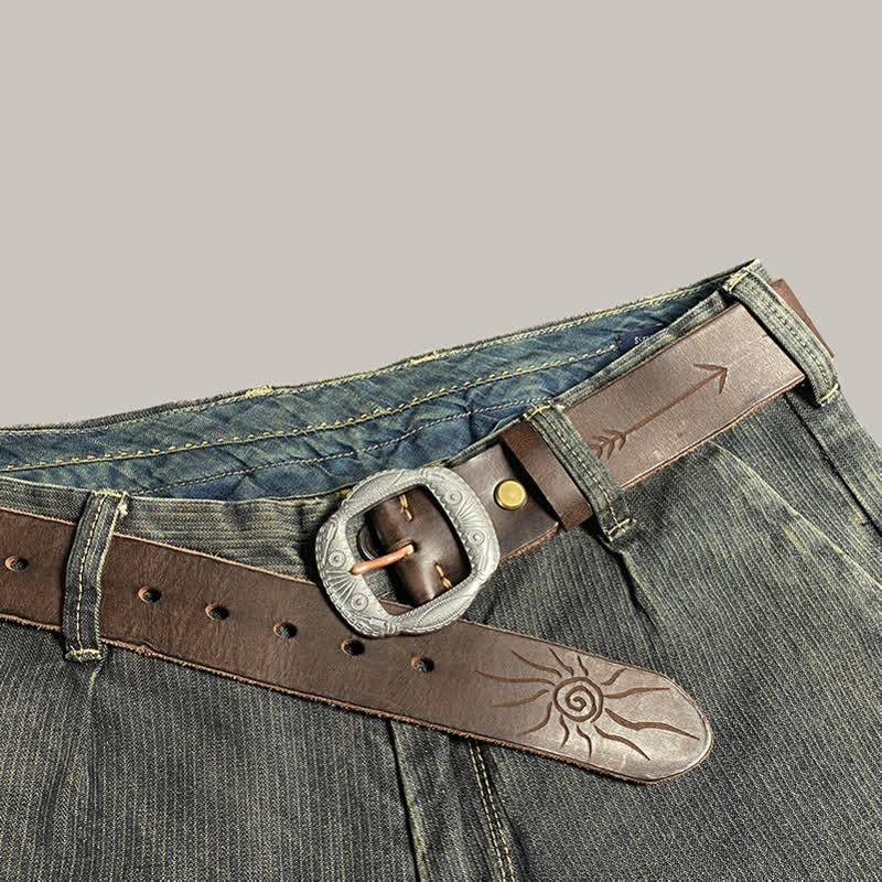 Cinturón de cuero con hebilla plateada y estampado de sol en relieve retro