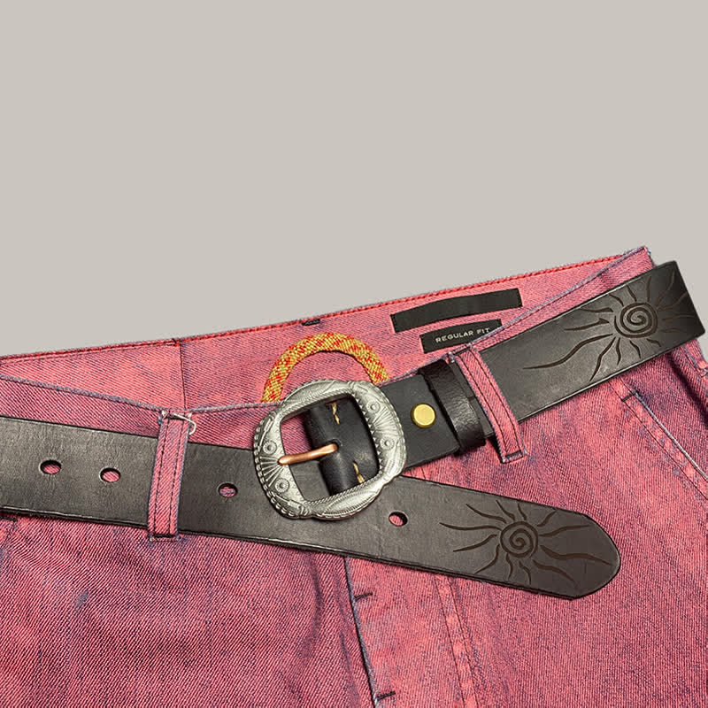 Cinturón de cuero con hebilla plateada y estampado de sol en relieve retro