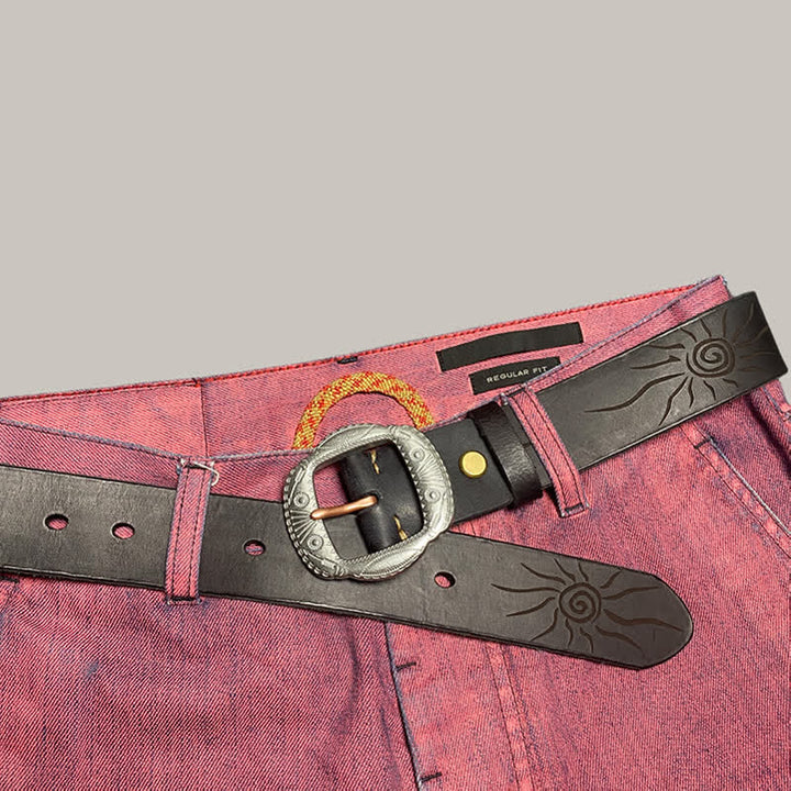 Cinturón de cuero con hebilla plateada y estampado de sol en relieve retro