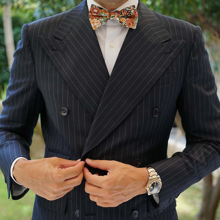 Pajarita elegante con hojas y flores de color naranja para hombre