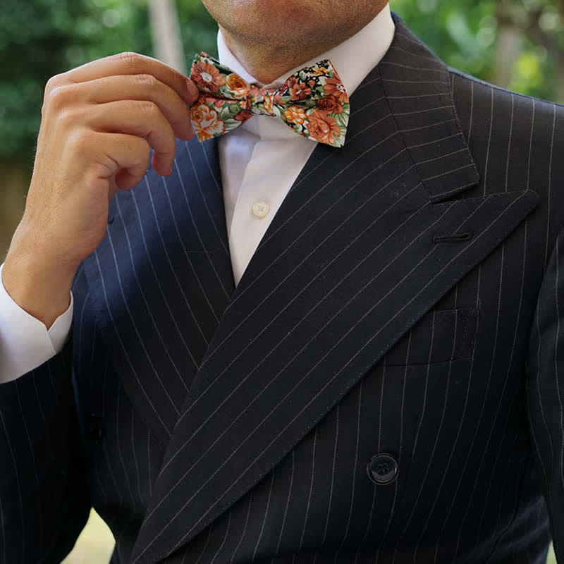 Pajarita elegante con hojas y flores de color naranja para hombre