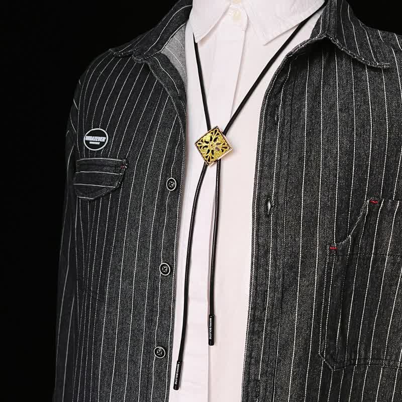 Corbata bolo con forma de diamante y estampado de flores doradas.