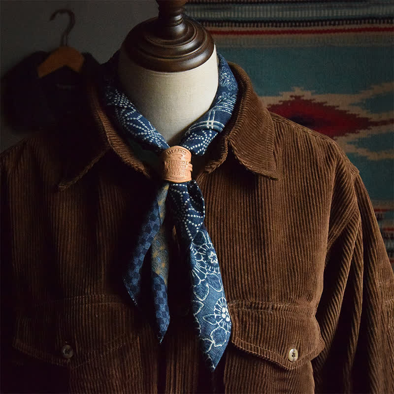 Bufanda cuadrada de patchwork azul con hebilla de cuero