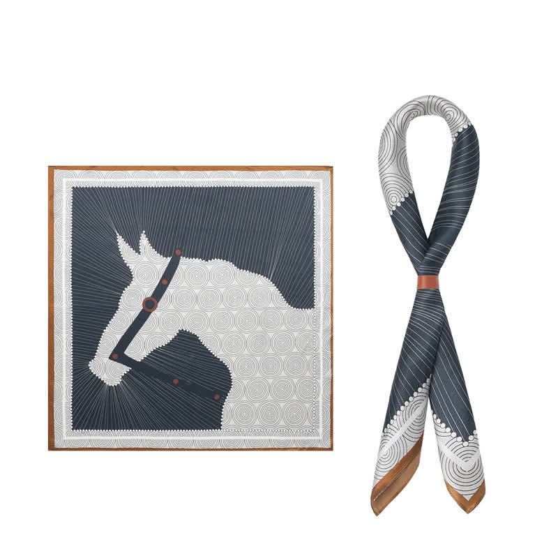 Pañuelo cuadrado con estampado de cabeza de caballo en azul marino y blanco